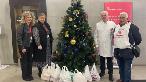 Ribera Hospital de Molina dona alimentos a C&aacute;ritas en el marco de su campa&ntilde;a de recogida de alimentos por Navidad. (Ribera Salud)
