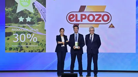 Mar&iacute;a Tena, directora de Log&iacute;stica de  Aecoc; Rafael Sim&oacute;n, responsable de Log&iacute;stica de El Pozo; y  Jos&eacute; Mar&iacute;a Bonmat&iacute;, director general de Aecoc. (Grupo Fuertes)