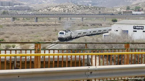 Un tren circulando por las v&iacute;as en Cartagena. (Ayuntamiento de Cartagena)