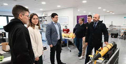 El director general del Info, Joaqu&iacute;n G&oacute;mez, durante su visita a Kogarashi. (CARM)