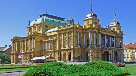 Fachada de la Facultad de Medicina de la Universidad de Zagreb, uno de los destinos elegidos por los j&oacute;venes investigadores para sus estancias en centros internacionales. (CARM)