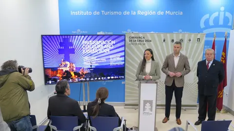 La consejera Carmen Conesa durante su intervenci&oacute;n, en presencia del alcalde de Caravaca de la Cruz y del hermano mayor de la Cofrad&iacute;a de la Vera Cruz. (CARM)