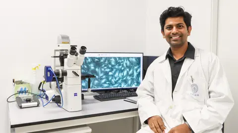 El investigador Jeevithan Elango muestra el hidrogel a nivel microsc&oacute;pico en el laboratorio de UCAM HiTech. (UCAM)