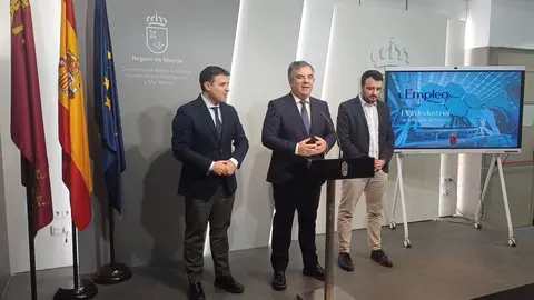 El consejero de Medio Ambiente, Juan Mar&iacute;a V&aacute;zquez, durante la rueda de prensa tras la reuni&oacute;n del primer grupo de trabajo &lsquo;M&aacute;s Empleo&rsquo;, para elaborar el Plan Industrial de la Regi&oacute;n de Murcia. (CARM)