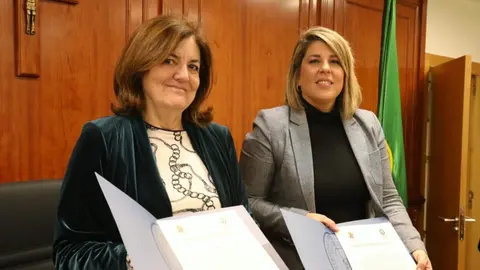 Imagen de la presidenta de la UCAM, Mar&iacute;a Dolores Garc&iacute;a, junto a la alcaldesa de Cartagena, Noelia Arroyo, en la firma del convenio. (Ayuntamiento de Cartagena)