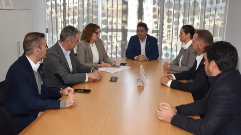 Un momento de la firma del convenio entre el ayuntamiento torre&ntilde;o, Montalb&aacute;n y Rodr&iacute;guez, S&aacute;nchez Cano, Grupo Fuentes, Golden Foods e Hispavima para ampliar la EDAR. (Ayuntamiento de Las Torres)