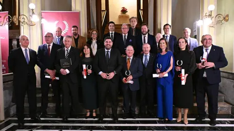 Foto de familia con todos los premiados y el presidente de la Comunidad, Fernando L&oacute;pez Miras, que presidi&oacute; el acto. (CARM)