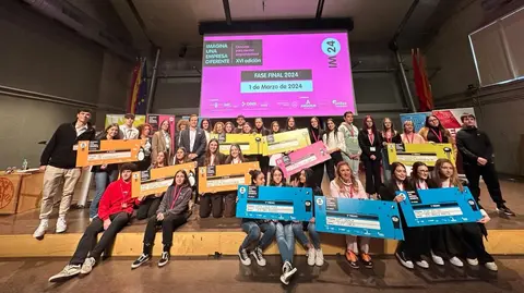 Estudiantes premiados durante la fase final del concurso de emprendedores de 2024. (CARM)