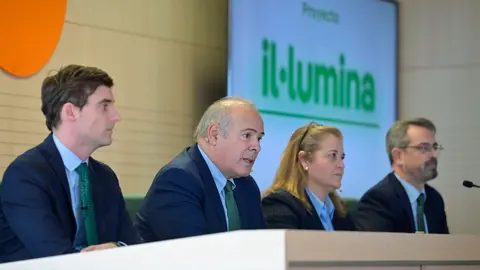 imagen durante la presentaci&oacute;n del proyecto con la presencia (de izquierda a derecha) de Guillermo Raga, director de i-DE en la Regi&oacute;n Este; Mario Ruiz-Tagle, CEO de Iberdrola Espa&ntilde;a; Eva Mancera, consejera delegada de i-DE; e Ignacio Garc&iacute;a Bosch, responsable del proyecto il.lumina. (Iberdrola)
