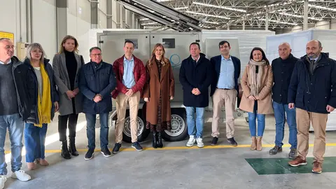 En el centro, la consejera de Empresa, Marisa L&oacute;pez Arag&oacute;n, durante la visita a la f&aacute;brica de EcoHidro. (CARM)