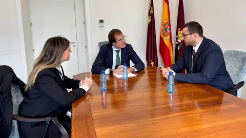 Un momento de la reuni&oacute;n entre el presidente de la Autoridad Portuaria de Cartagena, Pedro pablo Hern&aacute;ndez, y el nuevo presidente de AJE Cartagena, Pablo Nario. (Puerto de Cartagena)