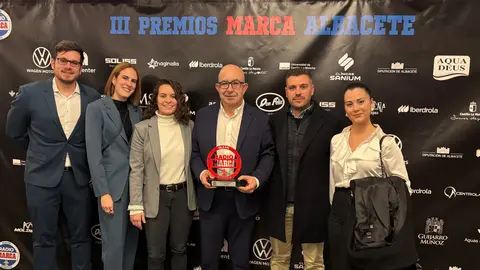 Juli&aacute;n Garre, director comercial de Aquadeus, recoge el premio. (Grupo Fuertes)