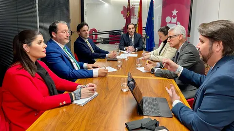 El consejero de Fomento e Infraestructuras, Jorge Garcia Montoro, y el presidente de la Federaci&oacute;n de Municipios, V&iacute;ctor Manuel L&oacute;pez, durante la reuni&oacute;n sobre el nuevo modelo de 'vivienda asequible' que impulsa el Ejecutivo regional. (CARM)