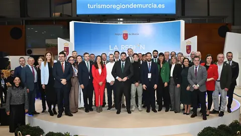 Imagen de familia durante la celebraci&oacute;n del D&iacute;a de la Regi&oacute;n de Murcia en Fitur. (CARM)