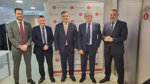 El consejero de Medio Ambiente, Universidades, Investigaci&oacute;n y Mar Menor, Juan Mar&iacute;a V&aacute;zquez, durante la reuni&oacute;n de trabajo con el decano del Colegio de Economistas de la Regi&oacute;n de Murcia, Ram&oacute;n Madrid, y miembros de la Junta Directiva, para abordar el Plan Industrial de la Regi&oacute;n de Murcia. (CARM)