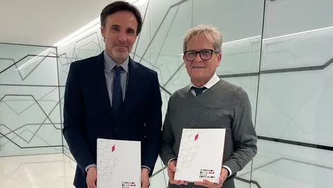 El consejero de Fomento e Infraestructuras, Jorge Garc&iacute;a Montoro, y el presidente de Coaatiemu, Antonio Luis M&aacute;rmol, tras la reuni&oacute;n mantenida en la sede colegial. (CARM)