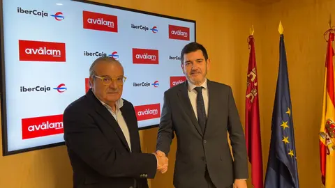 Luis Mart&iacute;nez de Salas y Fernando Gea durante la firma del acuerdo. (Portavoz)