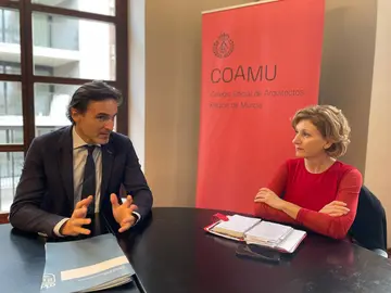 El consejero de Fomento e Infraestructuras, Jorge Garcia Montoro, y la decana-presidenta del Colegio Oficial de Arquitectos de la Regi&oacute;n de Murcia (COAMU), Mar&iacute;a Jos&eacute; Pe&ntilde;alver S&aacute;nchez, durante la reuni&oacute;n sobre el nuevo modelo de 'vivienda asequible' que impulsa el Ejecutivo regional. (CARM)