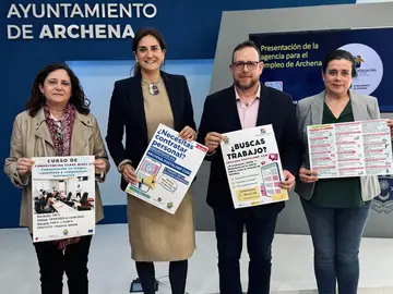 La alcaldesa de Archena junto a la concejal de Empleo y t&eacute;cnicos de la agencia colocaci&oacute;n. (Ayto. Archena)