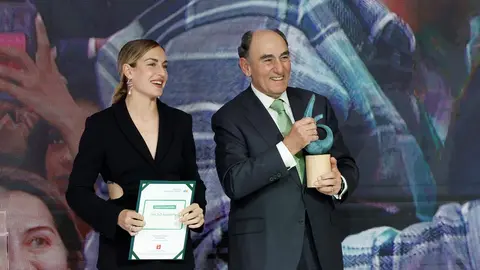 Alexia Putellas y el presidente de Iberdrola, Ignacio Gal&aacute;n, en la entrega de  los Premios Iberdrola Supera. (Iberdrola)