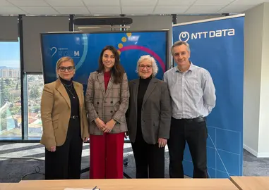 Foto firma acuerdo colaboraci&oacute;n NTT DATA y Talento STEAM