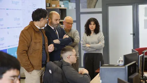 El director del Info, Joaqu&iacute;n G&oacute;mez, durante la visita a la empresa Qartia Smart Technologys. (CARM)
