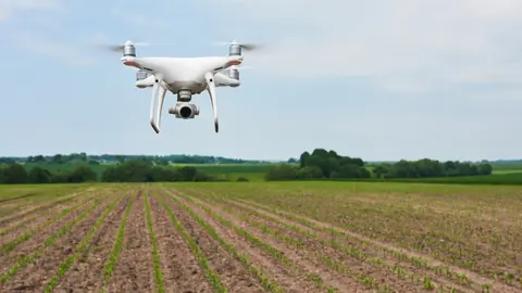 Un dron de uso agr&iacute;cola. (Freepik)