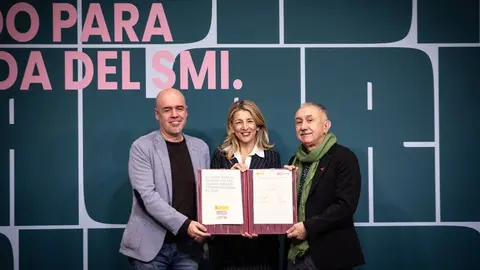 La vicepresidenta segunda del Gobierno y ministra de Trabajo, Yolanda D&iacute;az, firma junto con los secretarios generales de CCOO, Unai Sordo; y de UGT, Pepe &Aacute;lvarez; el acuerdo para la subida del Salario M&iacute;nimo Interprofesional (SMI) en 2025. (Ministerio de Trabajo)