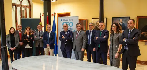 Imagen de familia antes de la firma del convenio para el desarrollo del CEO University. (Ra&uacute;l Alc&aacute;ntara)