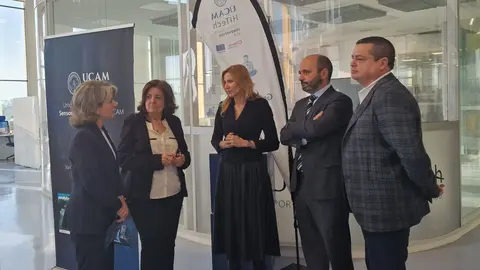 La vicerrectora Estrella N&uacute;&ntilde;ez, la presidenta de la UCAM, Mar&iacute;a Dolores Garc&iacute;a, la consejera Mar&iacute;a Isabel L&oacute;pez, y los directores del Info y de la Oficina de Transferencia del Conocimiento de la Universidad, Joaqu&iacute;n G&oacute;mez y Luis Tejada, antes de comenzar las jornadas. (UCAM)