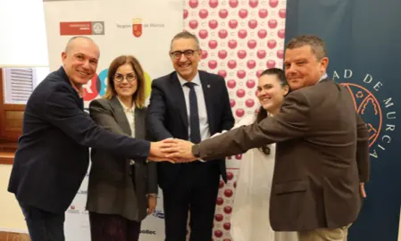 De izquierda a derecha: Longinos Mar&iacute;n, Mariola Palaz&oacute;n, Jos&eacute; Luj&aacute;n, Fuensanta Velasco y Tono Bernal, en la firma del convenio entre la UMU y El Ciruelo. (UMU)