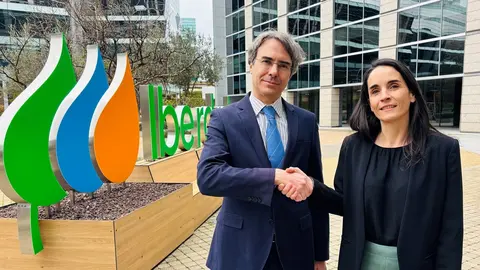 El presidente de Marinas de Espa&ntilde;a, Tom&aacute;s Azc&aacute;rate, y la responsable de Smart Cities de Iberdrola, Carmen Lopez, sellan el acuerdo. (Iberdrola)