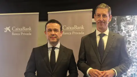 Juan Ruiz, director comercial de Banca Privada de CaixaBank en la Comunidad Valenciana y la Regi&oacute;n de Murcia, y C&eacute;sar Mart&iacute;nez, de Estrategia de Inversi&oacute;n de CaixaBank. (CaixaBank)