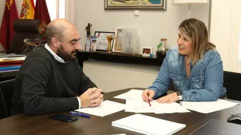 La alcaldesa de Cartagena con el director de la C&aacute;tedra de Vivienda de la UPCT. (Ayuntamiento de Cartagena)