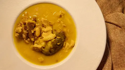 'Guiso de Trigo con Oreja, Morcilla y Rabo' de La Chimenea. (Hoste&aacute;guilas)