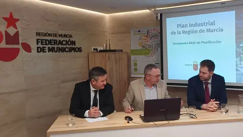 El secretario general de la consejer&iacute;a de Medio Ambiente, Enrique Ujald&oacute;n, y el director general de Industria, Federico Miralles, durante el encuentro de trabajo con los miembros de la Federaci&oacute;n de Municipios de la Regi&oacute;n. (CARM)