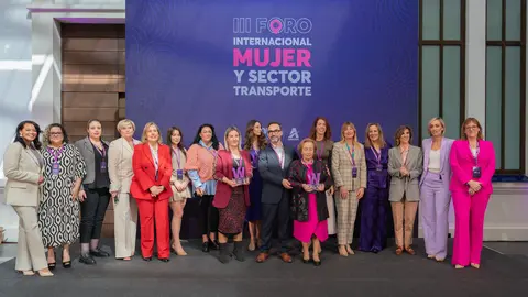 Foto de familia durante el III Foro Internacional Mujer y Sector Transporte. (Andamur)