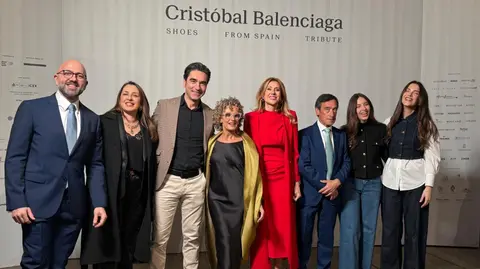 La consejera Marisa L&oacute;pez Arag&oacute;n posa con los representantes de las marcas de calzado de la Regi&oacute;n que participan en la exposici&oacute;n de Balenciaga. (CARM)