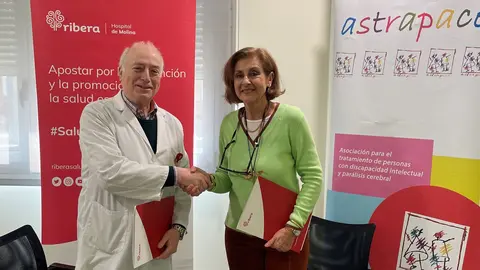 El gerente de Ribera Hospital de Molina, Pedro Hern&aacute;ndez, y la gerente de Astrapace, Rosa Garc&iacute;a Iniesta, firman el convenio de colaboraci&oacute;n. (Grupo Ribera Salud)