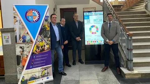 El director general de Formaci&oacute;n Profesional, Luis Qui&ntilde;onero, asiste al certamen Hackathon RetODS, para que alumnos de FP dise&ntilde;en un proyecto empresarial basado en los ODS, en el CIFP Polit&eacute;cnico de Murcia. (CARM)