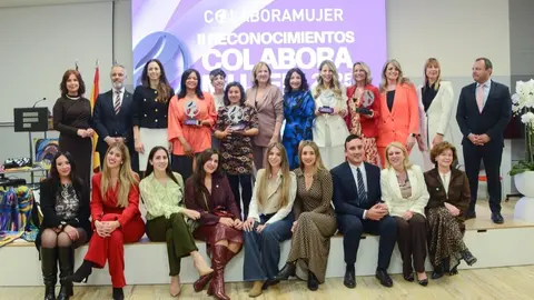 Imagen de familia con las premiadas. (Colabora Mujer)