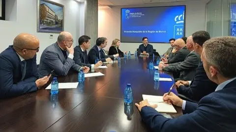 El consejero de Fomento e Infraestructuras, Jorge Garc&iacute;a Montoro, junto a la directora del Icref, Ana Mar&iacute;a L&oacute;pez, se re&uacute;nen con las entidades financieras para darles a conocer las medidas del nuevo decreto de 'Vivienda asequible de la Regi&oacute;n de Murcia'. (CARM)