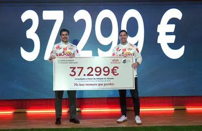 Juan Antonio C&aacute;novas, director comercial fresco (izda.) entrega el cheque a Alberto Cabanes, CEO y fundador de AUA (Adopta un Abuelo) (Imagen ElPozo)