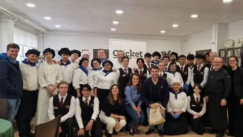Foto grupal durante la experiencia gastron&oacute;mica. (BIA3 Consultores)
