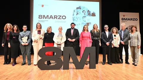 El jefe del Ejecutivo auton&oacute;mico, Fernando L&oacute;pez Miras, con los galardonados en los Premios 8 de marzo de la Comunidad, con motivo del D&iacute;a Internacional de la Mujer. (CARM)