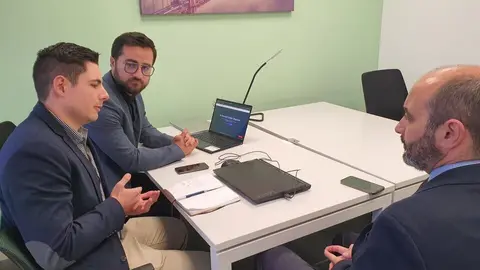 El director del Info, Joaqu&iacute;n G&oacute;mez, visita una empresa dedicada a la innovaci&oacute;n biotecnol&oacute;gica. (CARM)
