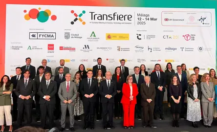 El consejero de Medio Ambiente, Universidades, Investigaci&oacute;n y Mar Menor, Juan Mar&iacute;a V&aacute;zquez, en representaci&oacute;n de la Regi&oacute;n de Murcia, junto con otros pertenecientes a las instituciones, empresas y entidades organizadoras de Transfiere 2025. (CARM)