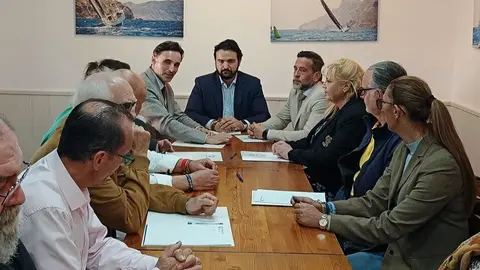 El consejero de Fomento e Infraestructuras, Jorge Garc&iacute;a Montoro, junto al alcalde de La Uni&oacute;n, Joaqu&iacute;n Gabriel Zapata, y representantes de las asociaciones vecinales de Portm&aacute;n en el encuentro que han mantenido sobre la regeneraci&oacute;n de la bah&iacute;a. (CARM)