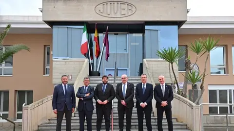 Foto de familia durante la inauguraci&oacute;n de las nuevas instalaciones. (Atrevia)