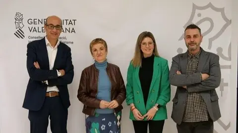Foto de familia tras la reuni&oacute;n celebrada en Alicante. (Grupo Carrillo)